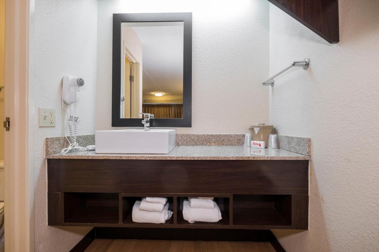 Red Roof Inn Cincinnati Northeast - Блу Аш Экстерьер фото